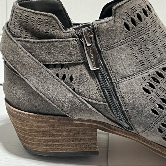 Vince Camuto Womens Gray Suede Ankle Booties 7.5M Business Casual Work Preppy - Picture 9 of 16